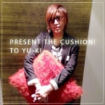TRF YU-KIさんにTHE CUSHION JAPANのキッドモヘアクッションをプレゼント