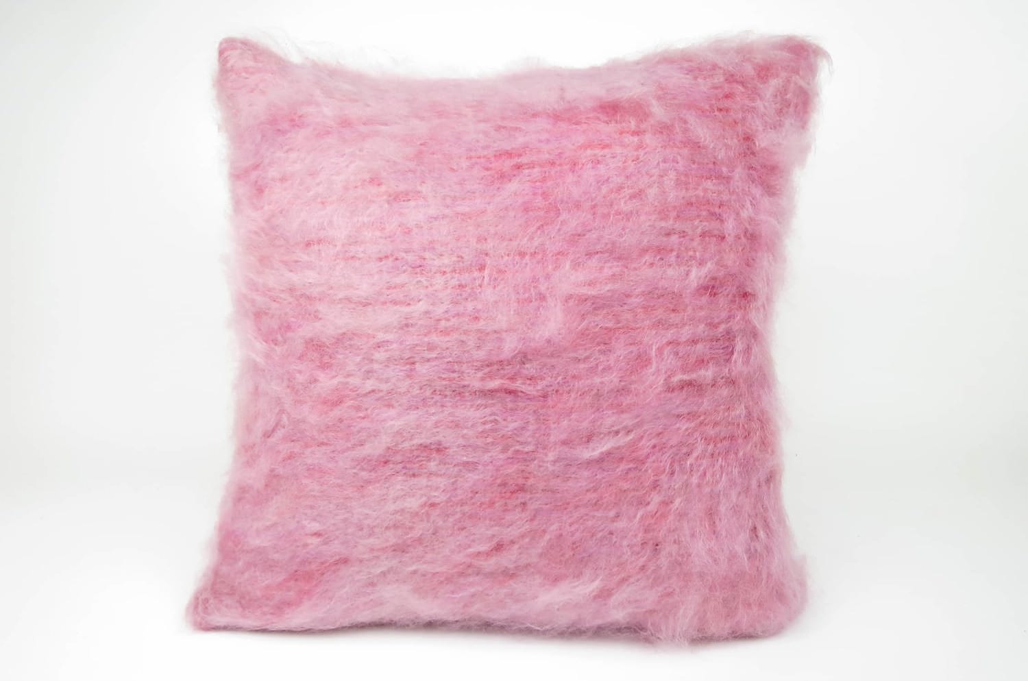 北欧フィンランドよりとても優しくて暖かい素材が贅沢で希少なキッドモヘアの50cmクッションカバー（ピンク色）