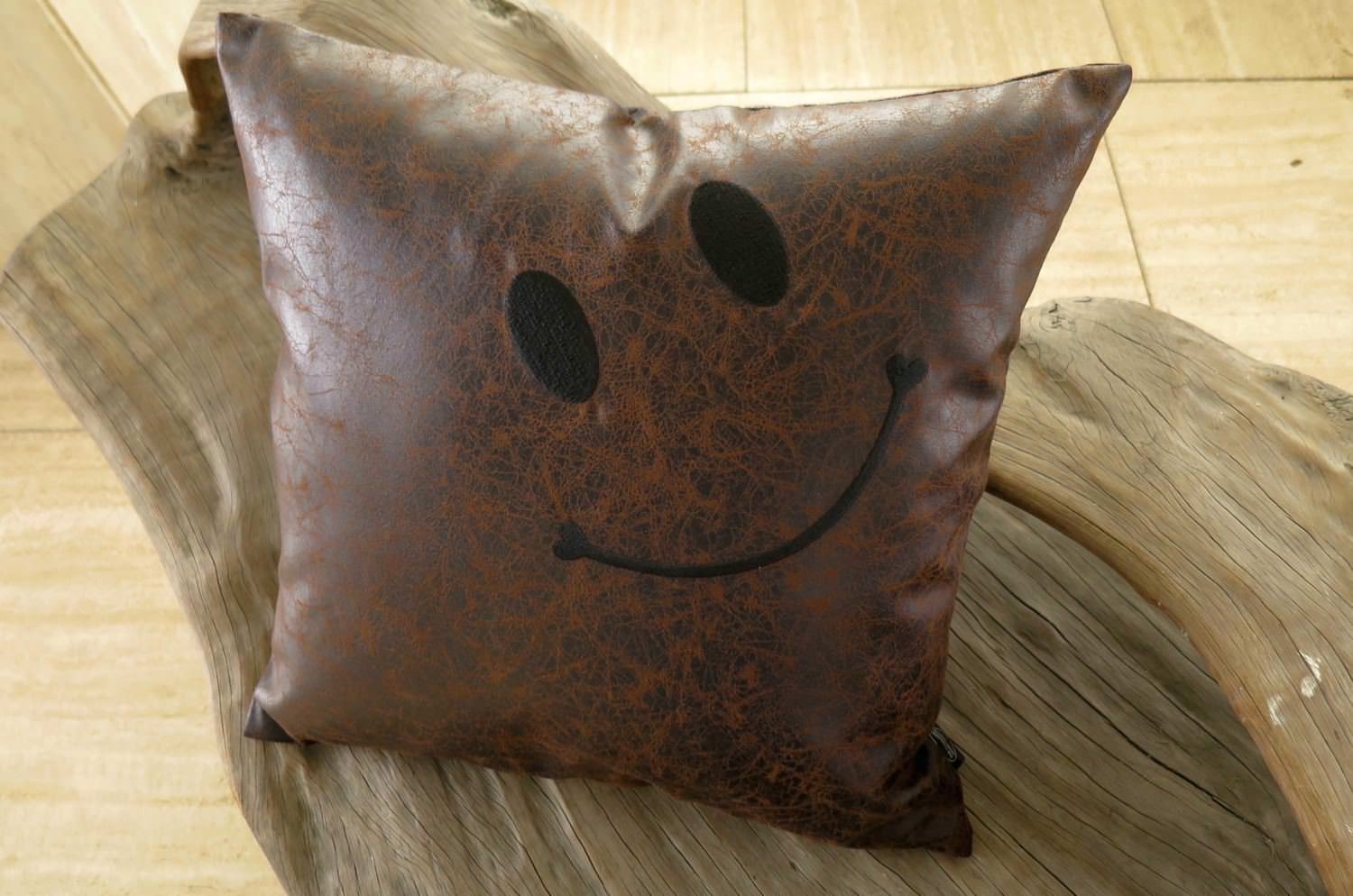 fakeleather-db-scratch-smile