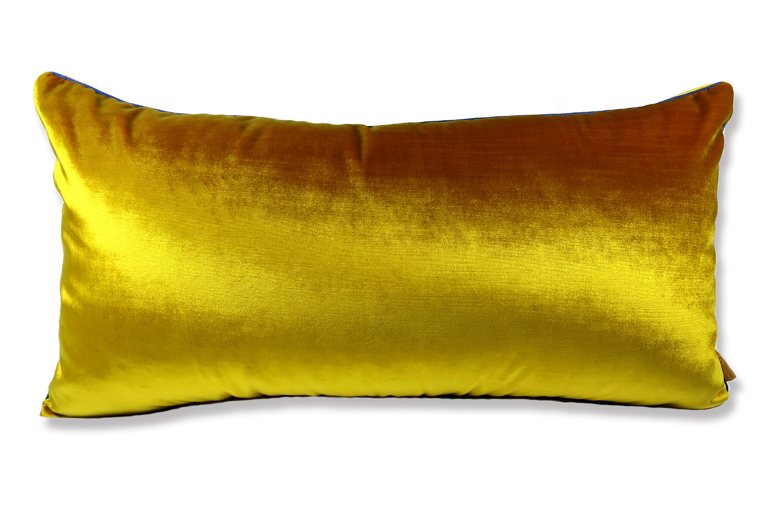 上質なベルベットの質感と美しいゴールドイエローの色調にうっとりしてしまうクッション