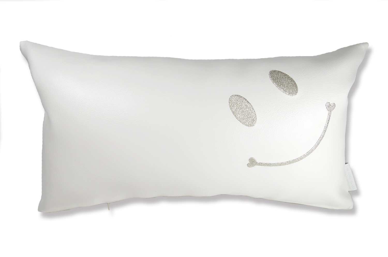 キラキラなシルバースマイル刺繍が人気の定番『ニコフェイス』横長クッション（ホワイト）