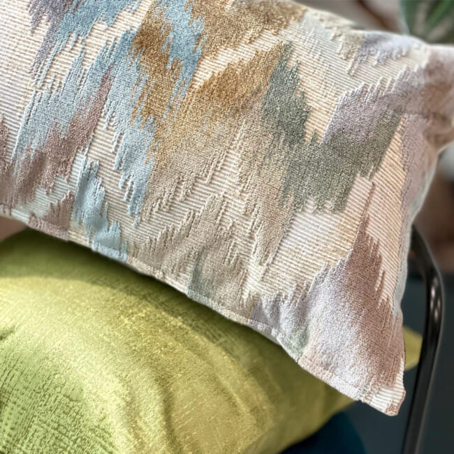 The Ikat Velours イカット調 ベルベットクッション (Blue Mist) 65×40cm 中材付