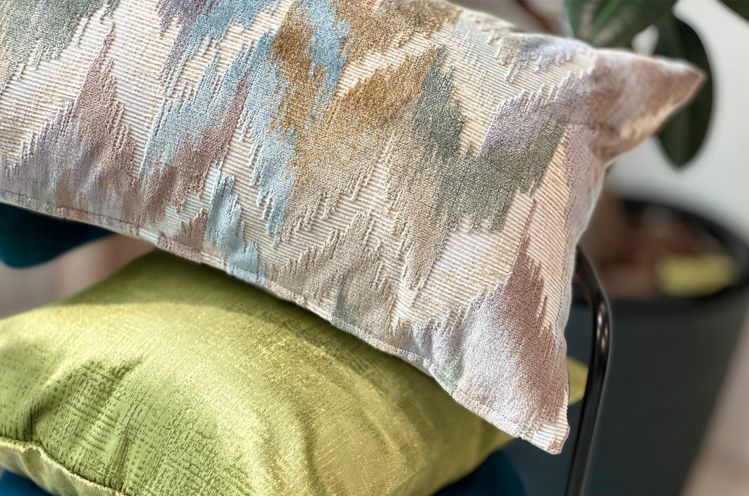 The Ikat Velours イカット調 ベルベットクッション (Blue Mist) 65×40cm 中材付