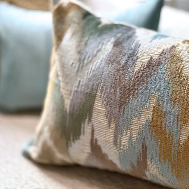 The Ikat Velours イカット調 ベルベットクッション (Blue Mist) 65×40cm 中材付