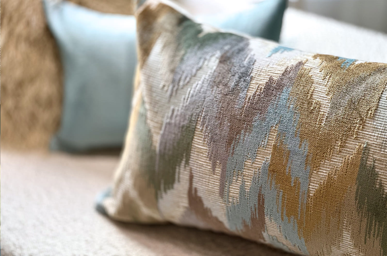 The Ikat Velours イカット調 ベルベットクッション (Blue Mist) 65×40cm 中材付