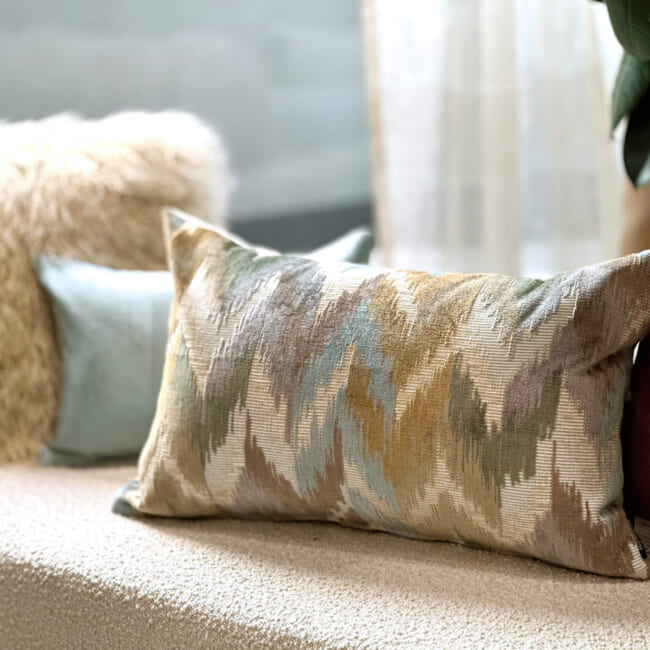 The Ikat Velours イカット調 ベルベットクッション (Blue Mist) 65×40cm 中材付