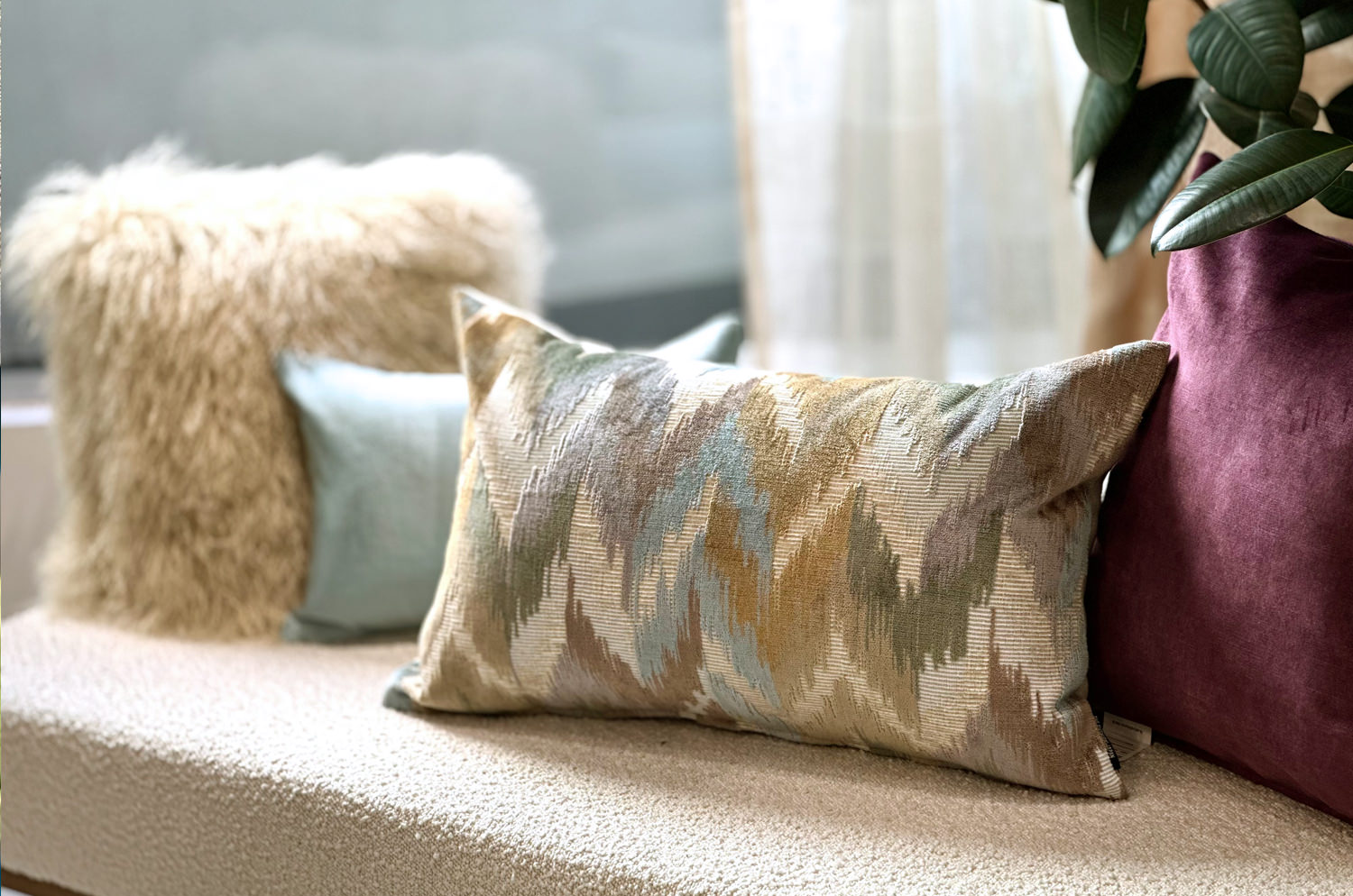 The Ikat Velours イカット調 ベルベットクッション (Blue Mist) 65×40cm 中材付