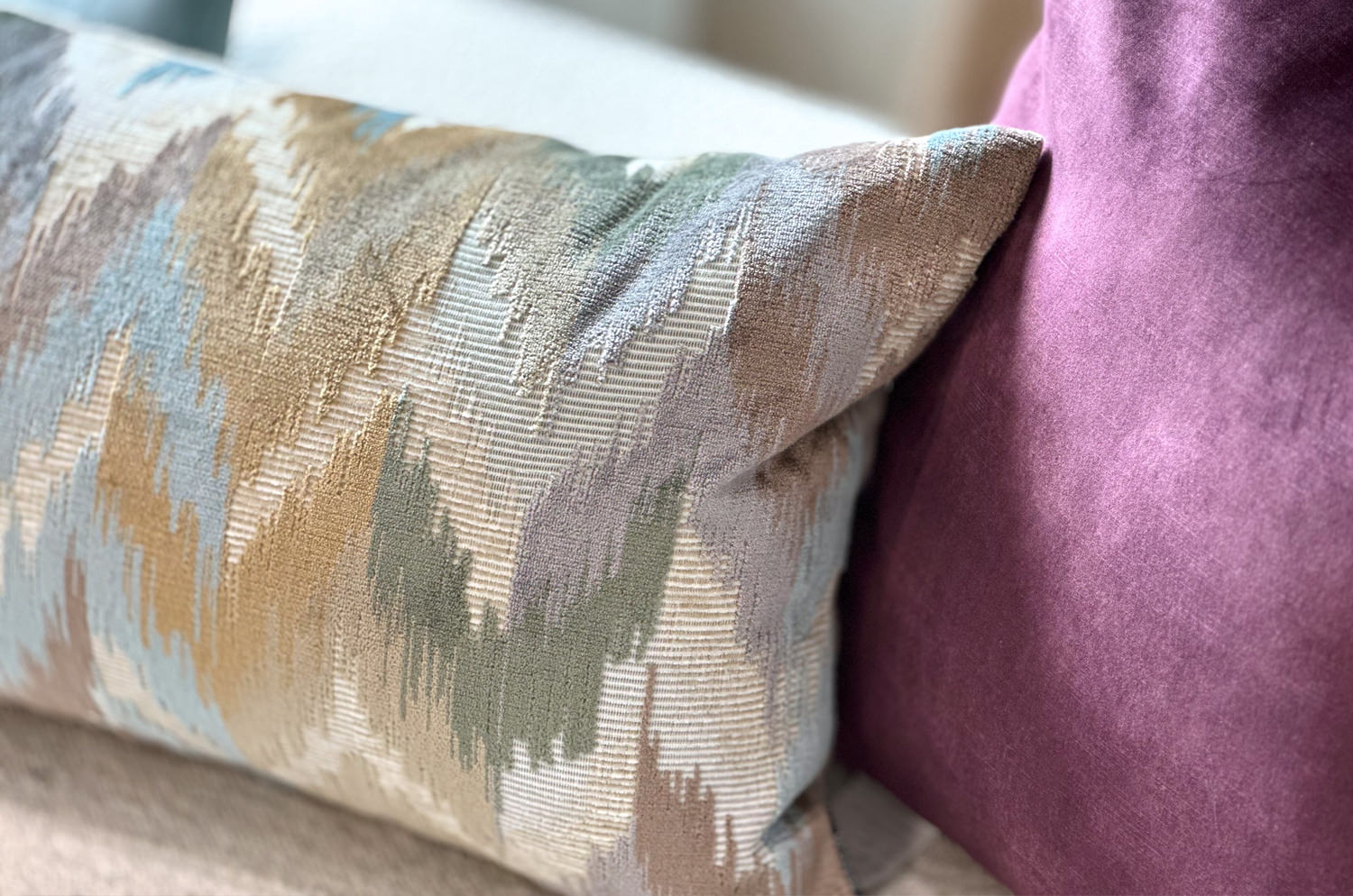 The Ikat Velours イカット調 ベルベットクッション (Blue Mist) 65×40cm 中材付