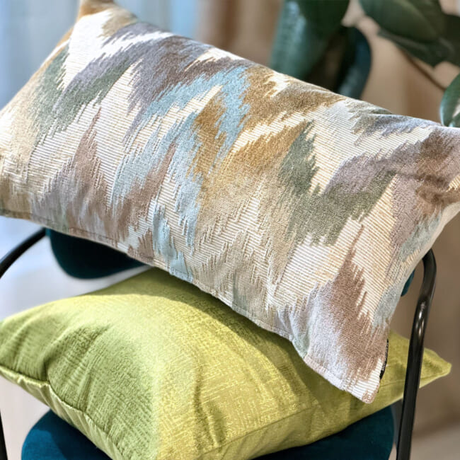 The Ikat Velours イカット調 ベルベットクッション (Blue Mist) 65×40cm 中材付