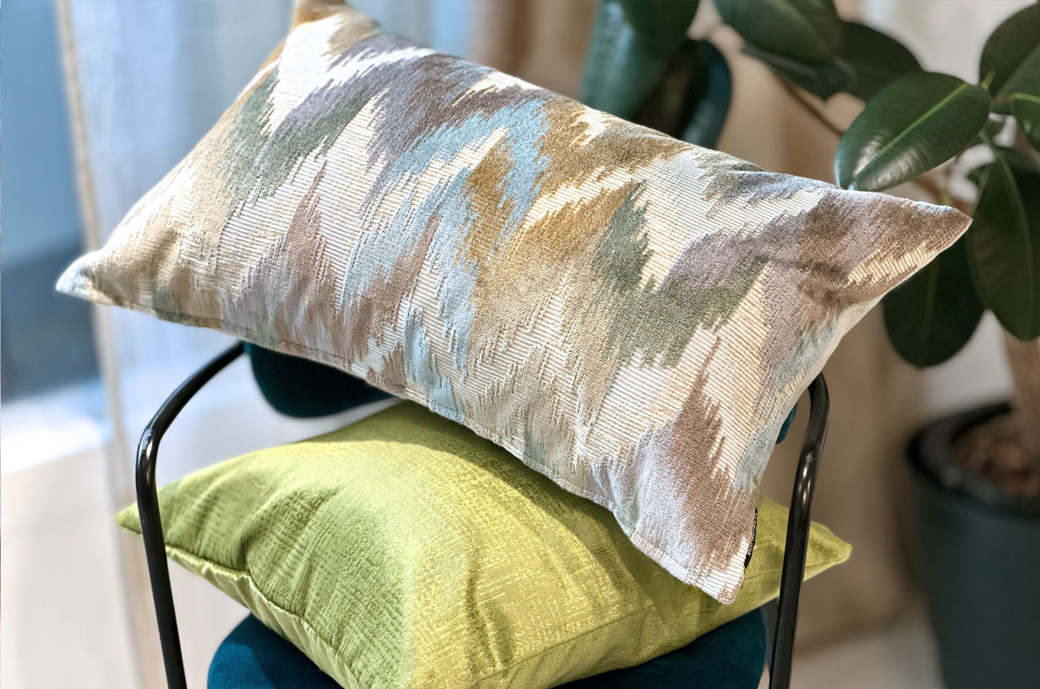 The Ikat Velours イカット調 ベルベットクッション (Blue Mist) 65×40cm 中材付