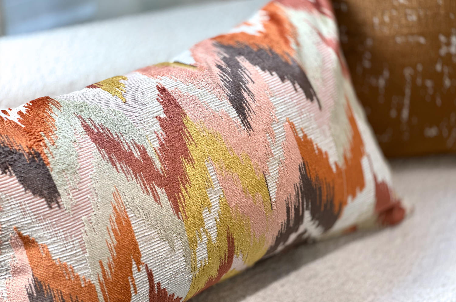 The Ikat Velours イカット調 ベルベットクッション (Terracotta) 65×40cm 中材付