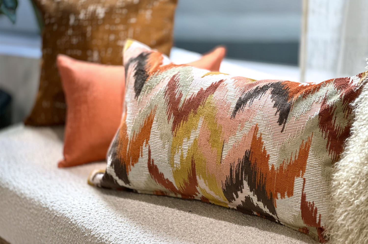 The Ikat Velours イカット調 ベルベットクッション (Terracotta) 65×40cm 中材付