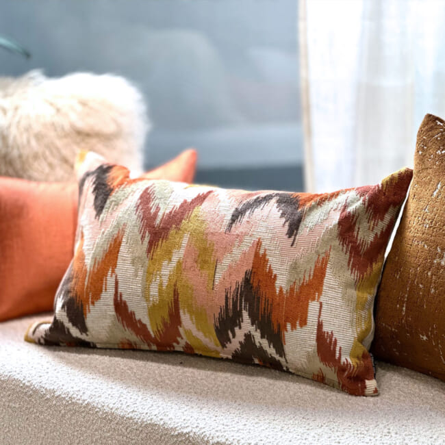 The Ikat Velours イカット調 ベルベットクッション (Terracotta) 65×40cm 中材付