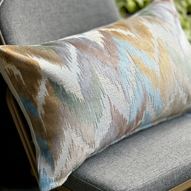 The Ikat Velours イカット調 ベルベットクッション (Blue Mist) 65×40cm 中材付