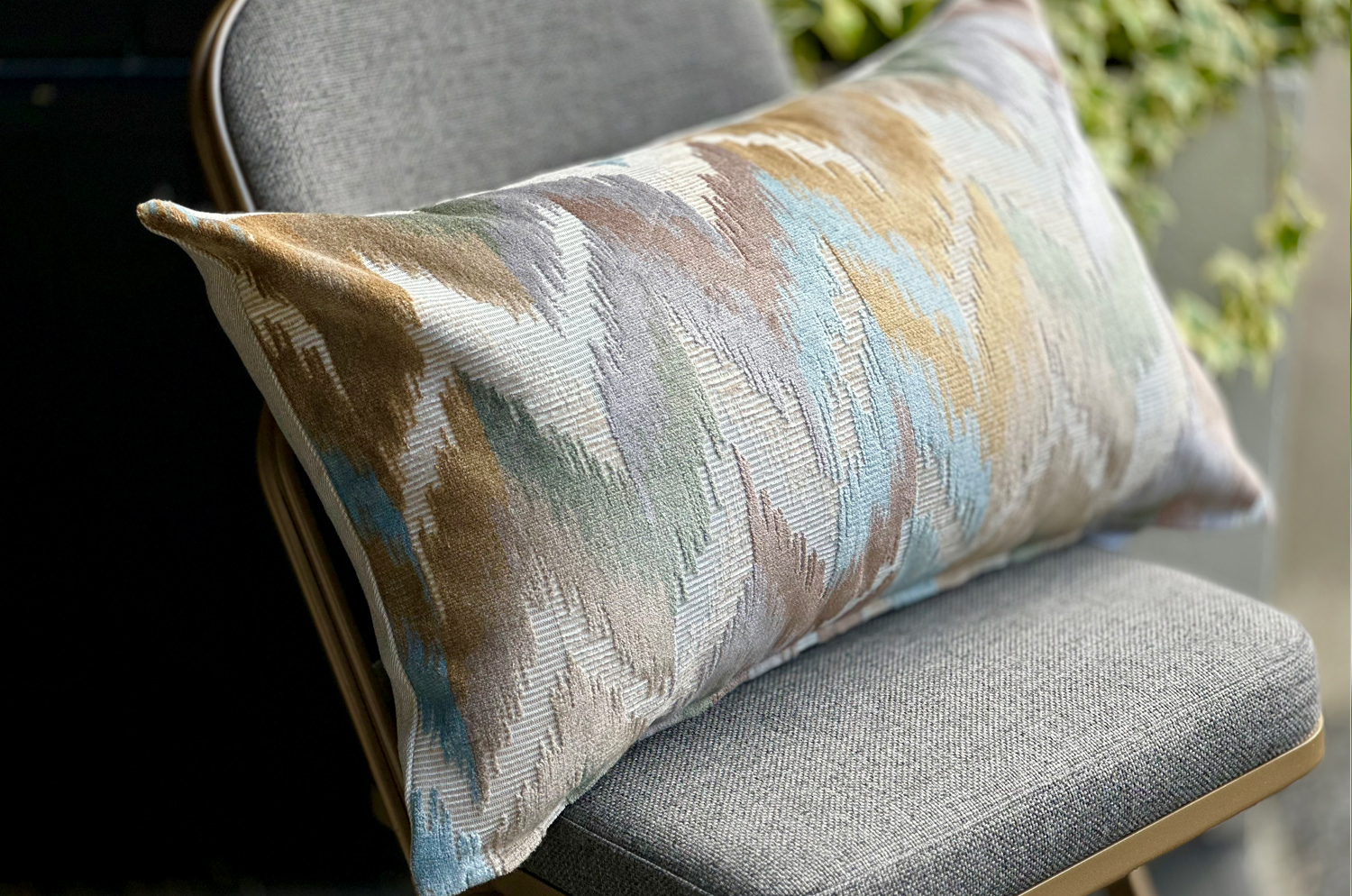The Ikat Velours イカット調 ベルベットクッション (Blue Mist) 65×40cm 中材付