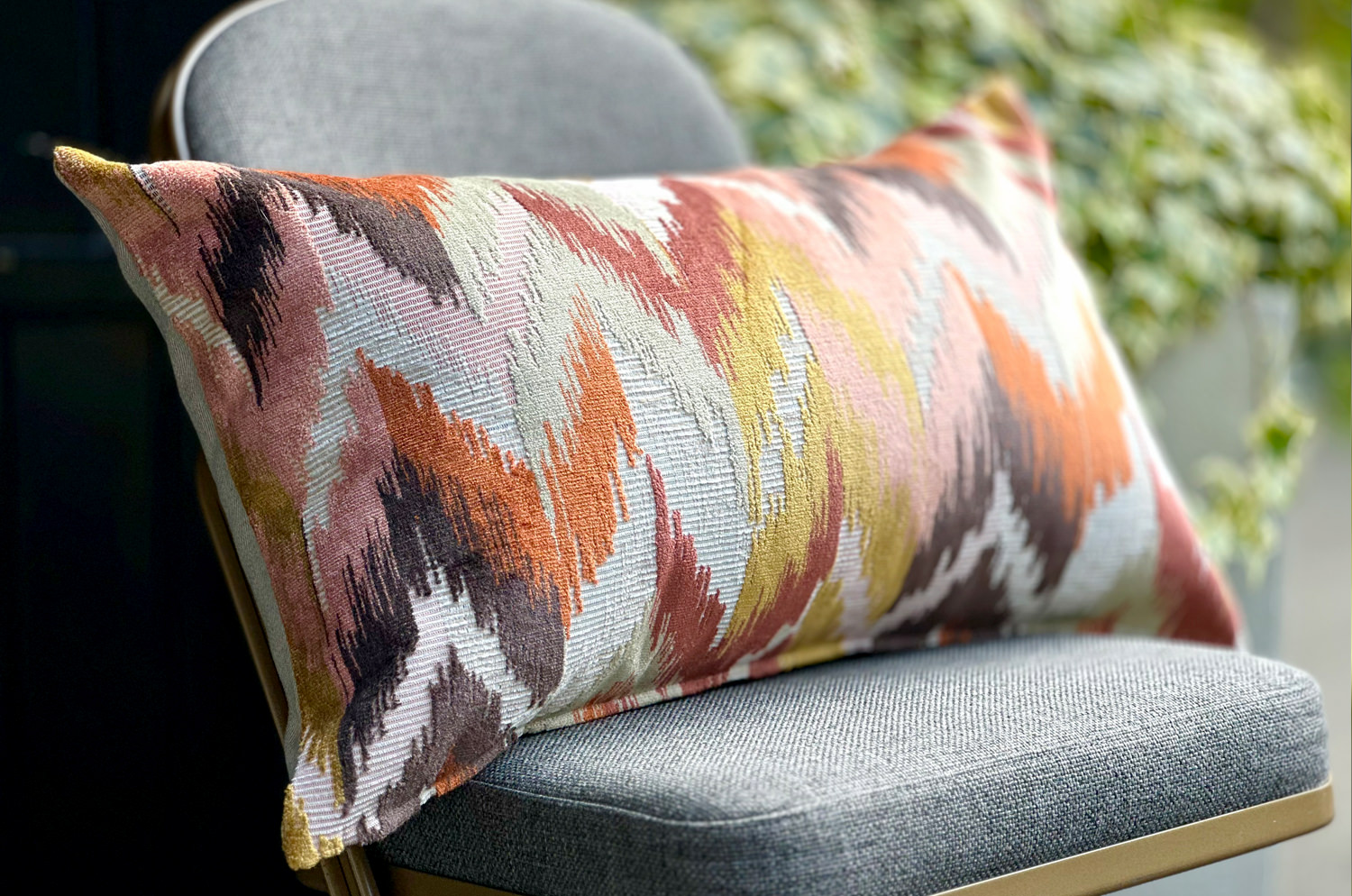 The Ikat Velours イカット調 ベルベットクッション (Terracotta) 65×40cm 中材付