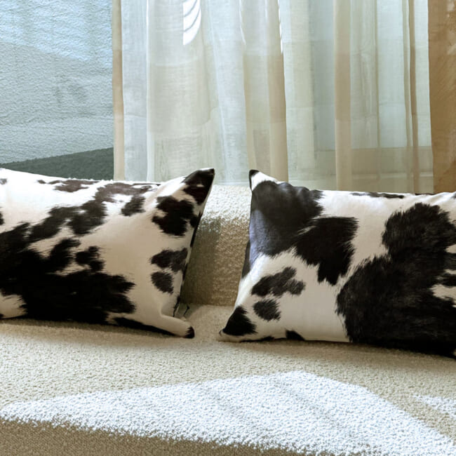 【お得な2個セット割10%OFF】The Cow スペイン製起毛スエードタッチ 牛柄クッション2個セット ブラック 45×30cm 中材付