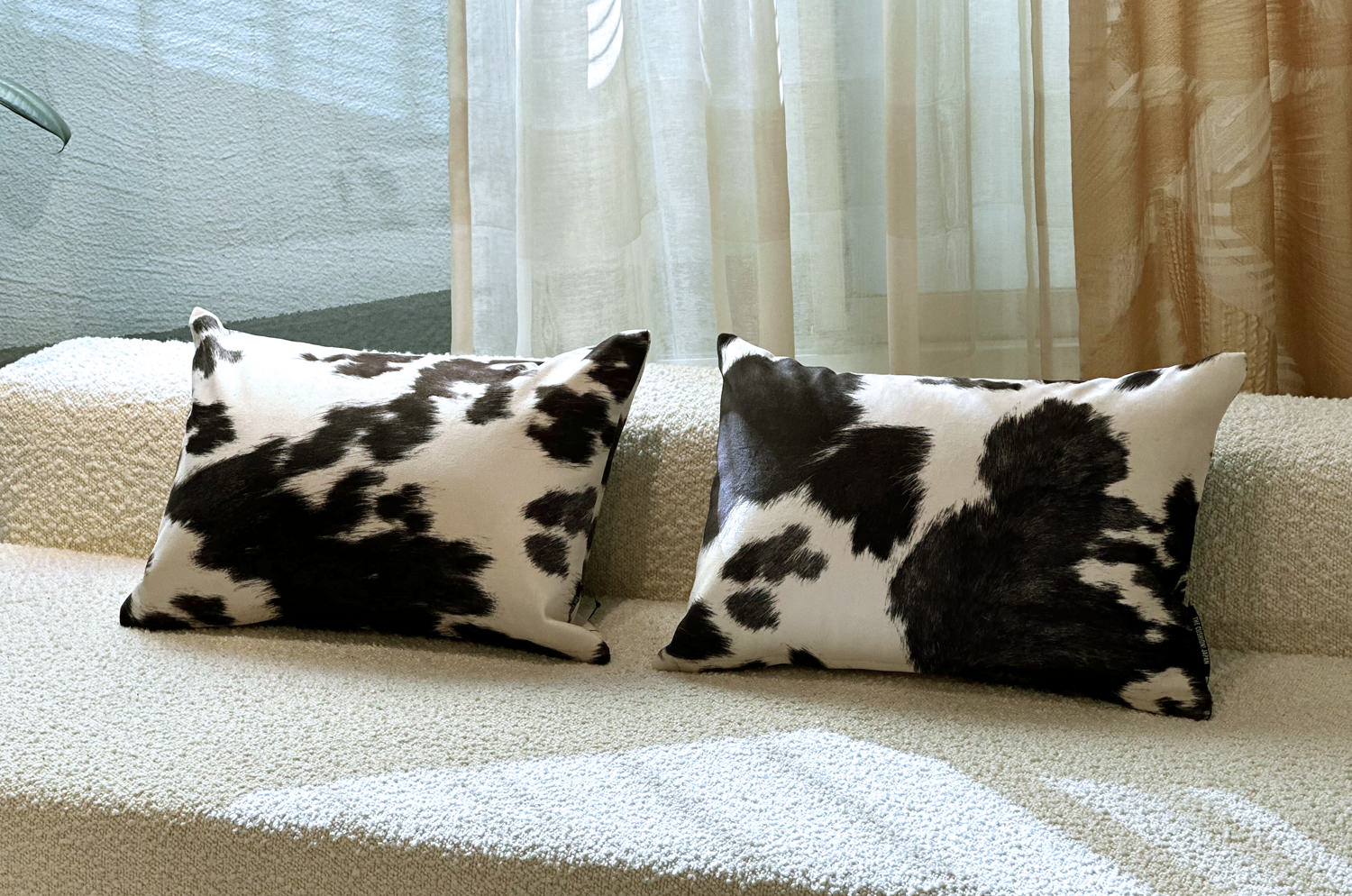 【お得な2個セット割10%OFF】The Cow スペイン製起毛スエードタッチ 牛柄クッション2個セット ブラック 45×30cm 中材付