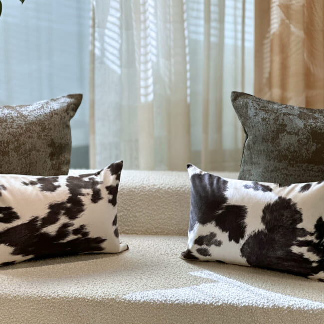 【お得な2個セット割10%OFF】The Cow スペイン製起毛スエードタッチ 牛柄クッション2個セット ブラック 45×30cm 中材付