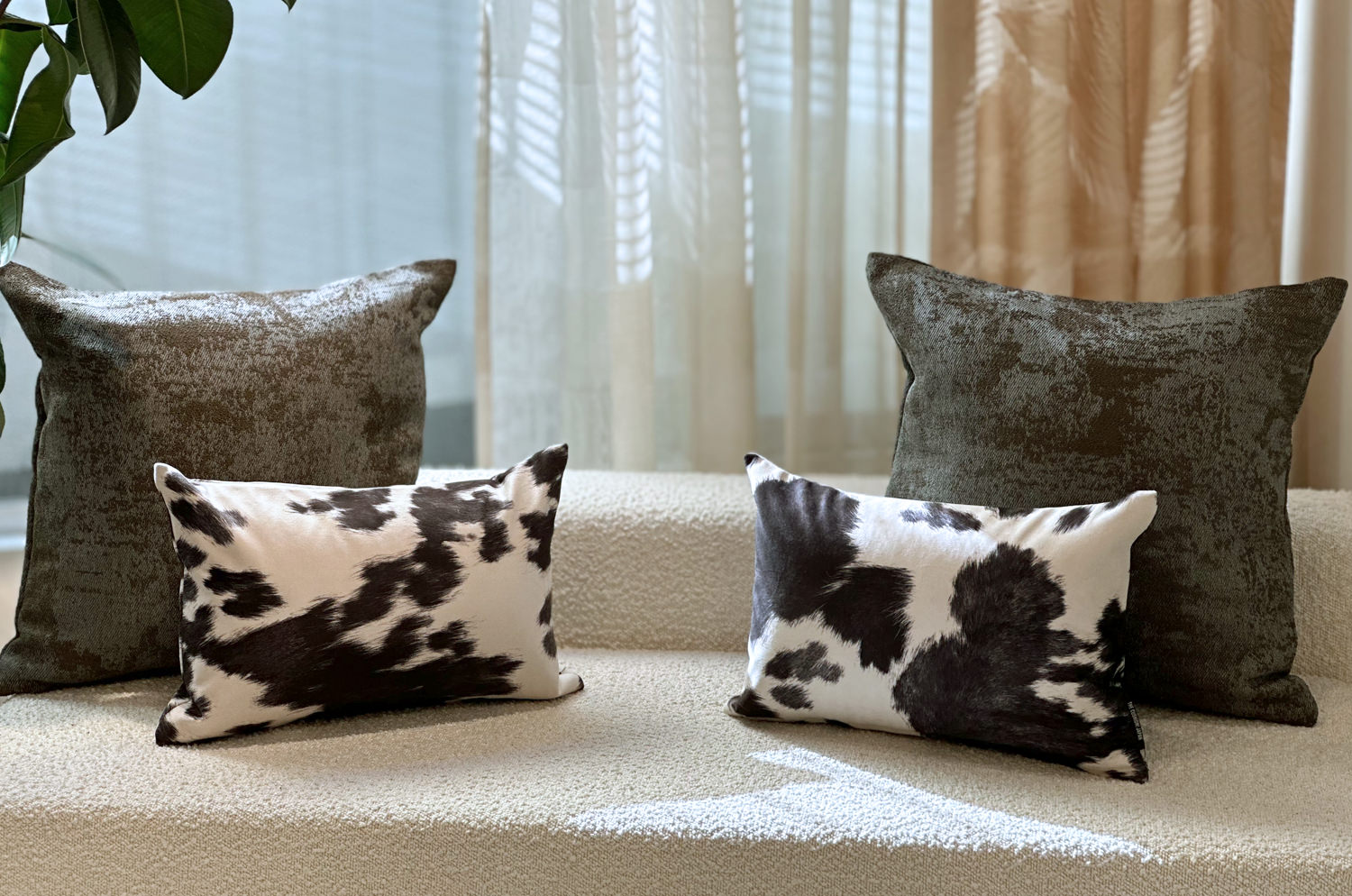 【お得な2個セット割10%OFF】The Cow スペイン製起毛スエードタッチ 牛柄クッション2個セット ブラック 45×30cm 中材付