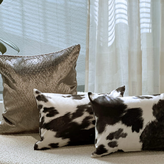 【お得な2個セット割10%OFF】The Cow スペイン製起毛スエードタッチ 牛柄クッション2個セット ブラック 45×30cm 中材付