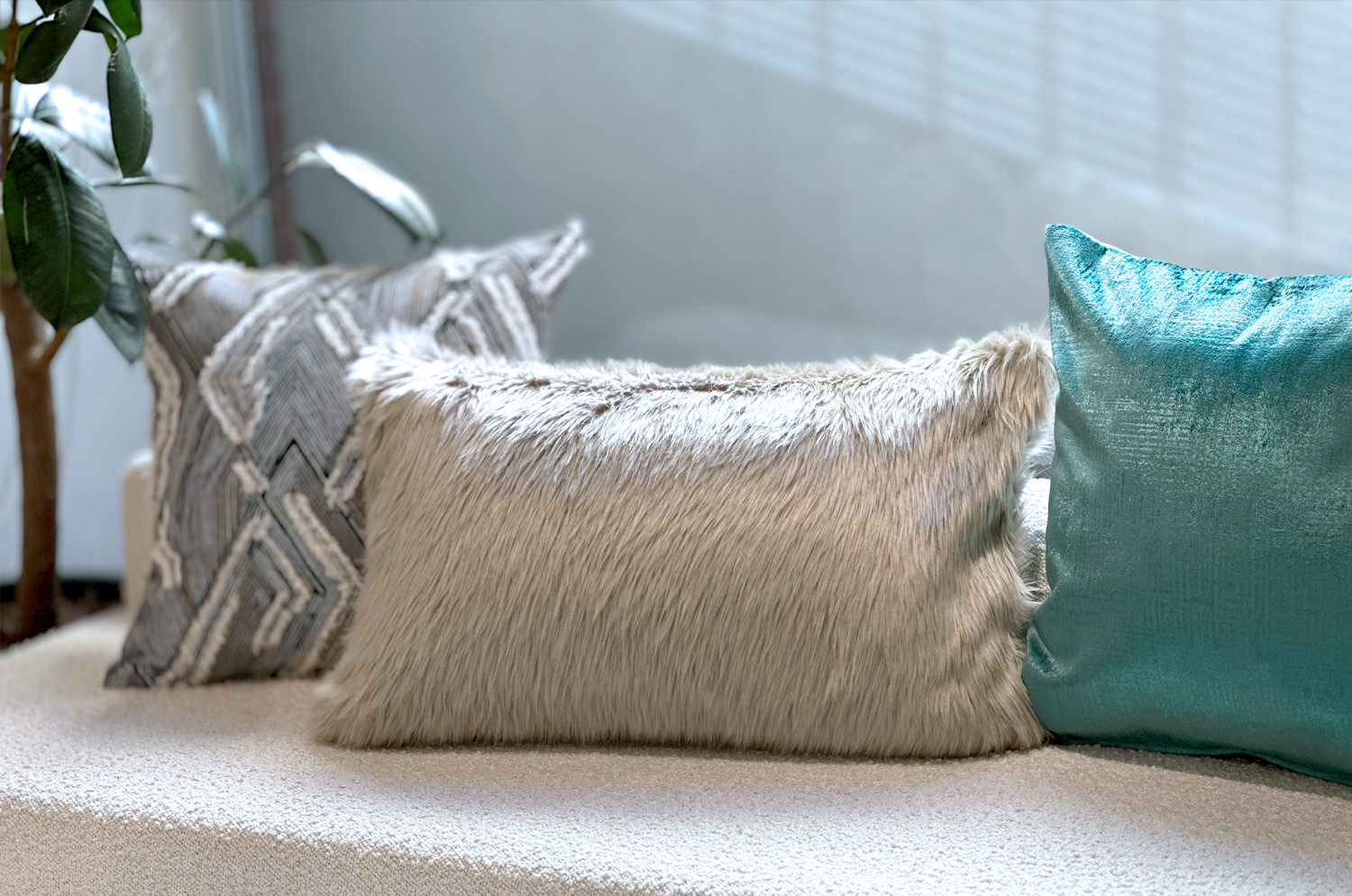 The EcoFur フォックス 贅沢エコファー横長クッション シルバー 60×38cm 中材付