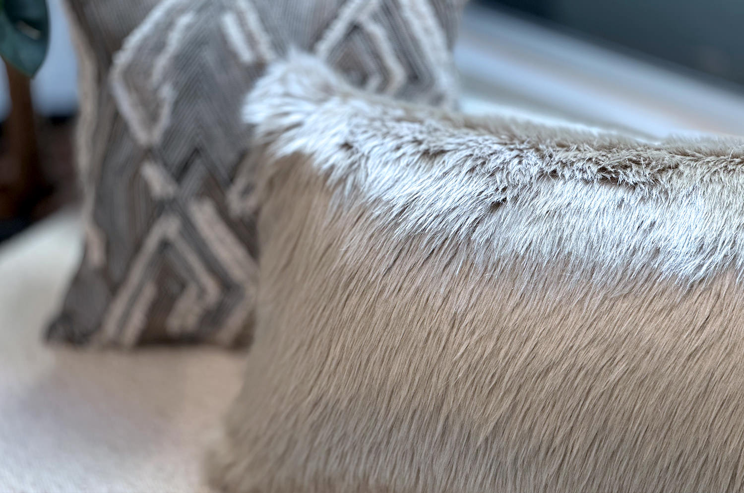 The EcoFur フォックス 贅沢エコファー横長クッション シルバー 60×38cm 中材付