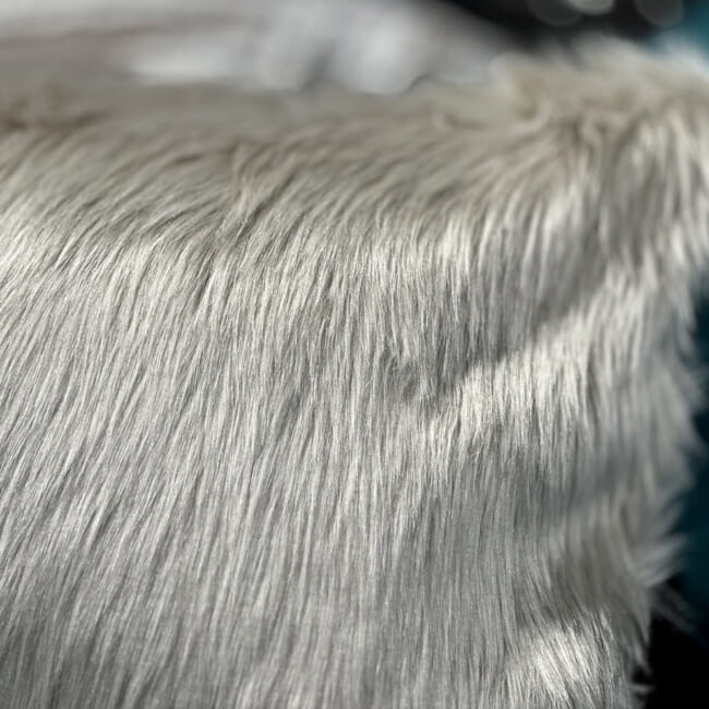 The EcoFur フォックス 贅沢エコファー横長クッション シルバー 60×38cm 中材付