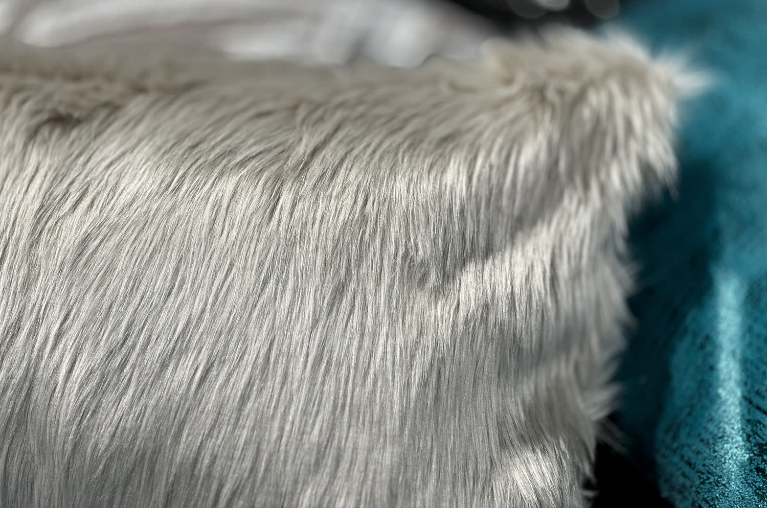 The EcoFur フォックス 贅沢エコファー横長クッション シルバー 60×38cm 中材付