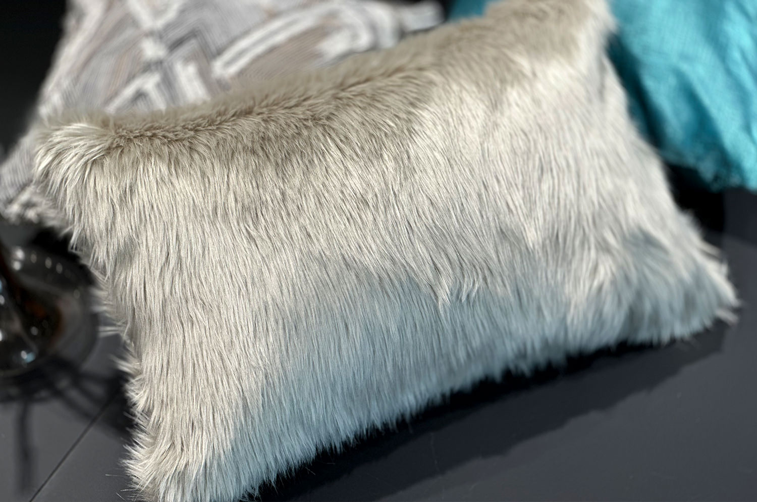 The EcoFur フォックス 贅沢エコファー横長クッション シルバー 60×38cm 中材付