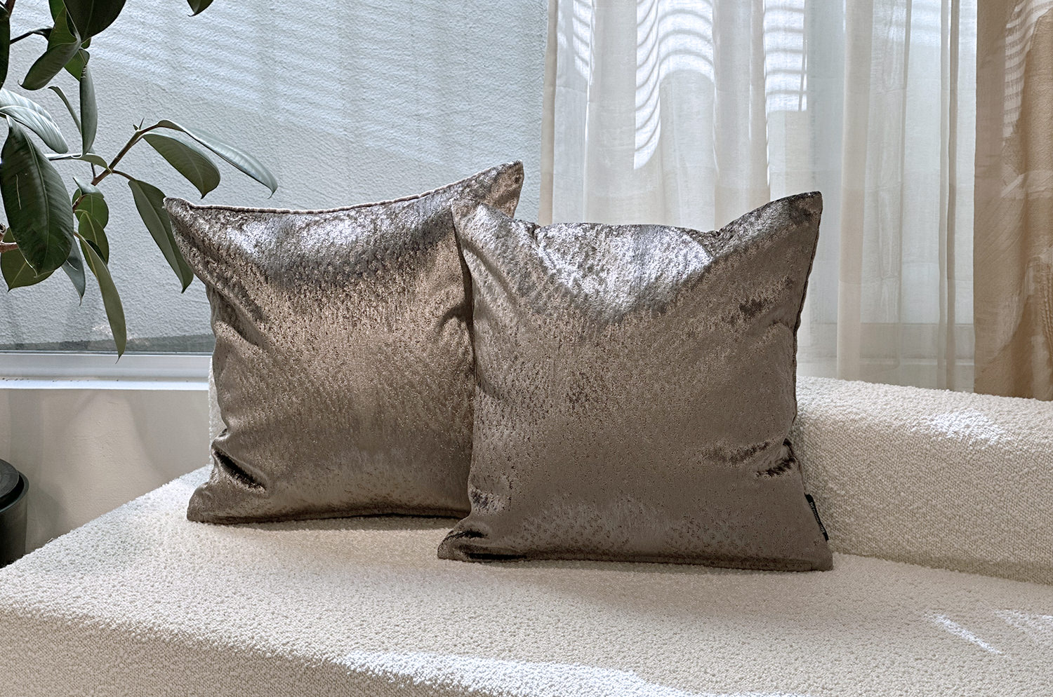 The Gilda ジルダ ベルベット クッションカバー (チャコール) 45cm×45cm