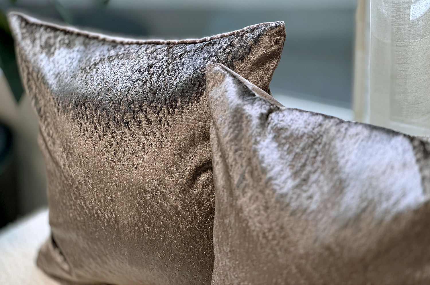 The Gilda ジルダ ベルベット クッションカバー (チャコール) 45cm×45cm