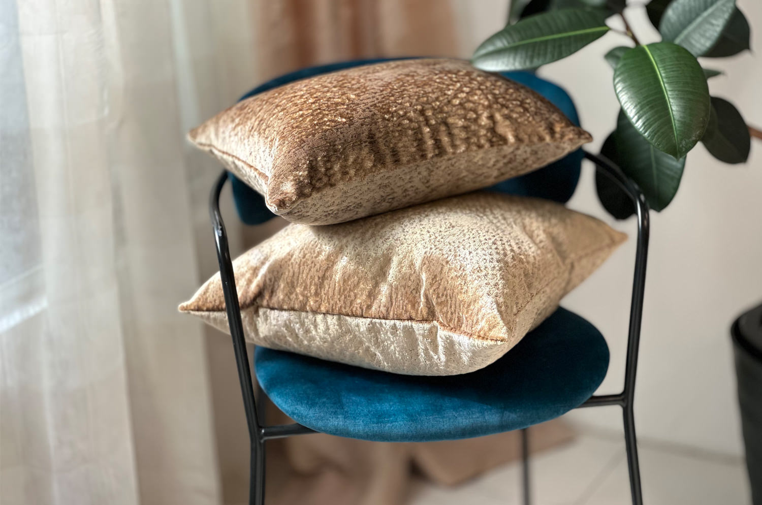 The Gilda ジルダ ベルベット クッションカバー (デューン)