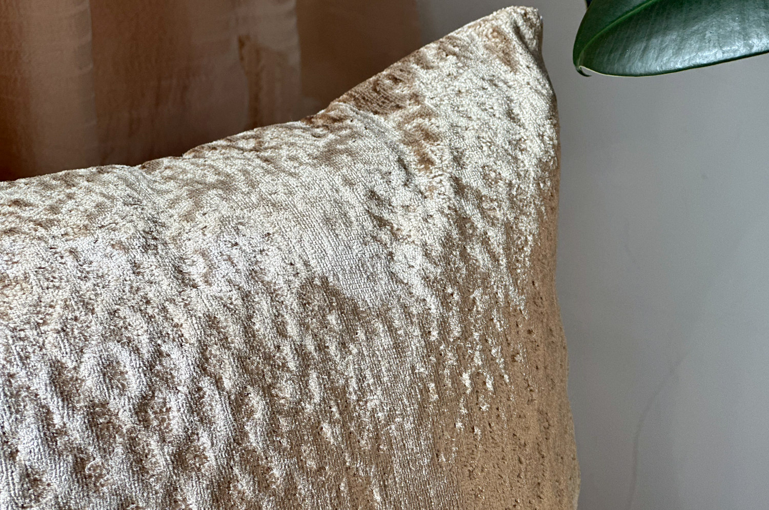 The Gilda ジルダ ベルベット クッションカバー (デューン)