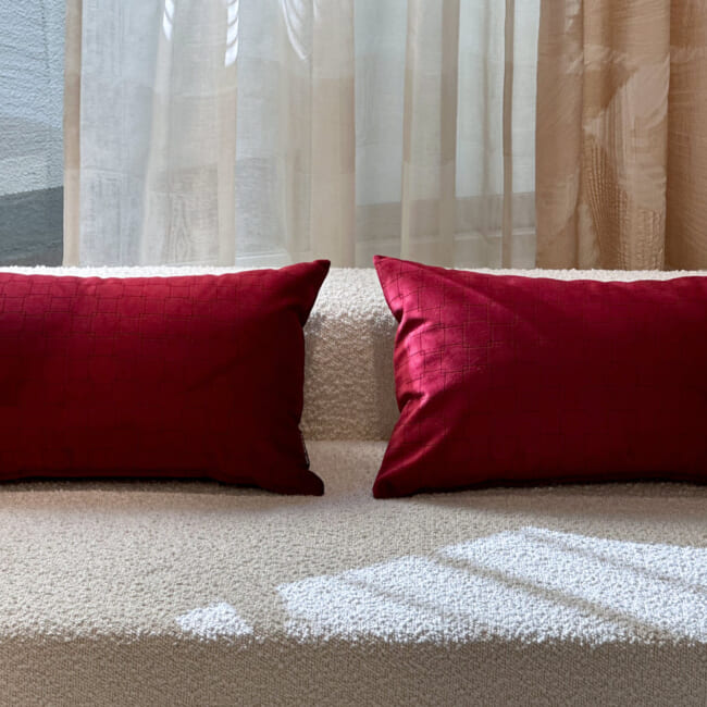 【お得な2個セット割10%OFF】The Burgundy Wine スペイン製起毛スエード調 幾何学柄 クッション2個セット ブルゴーニュワイン 50×30cm 中材付