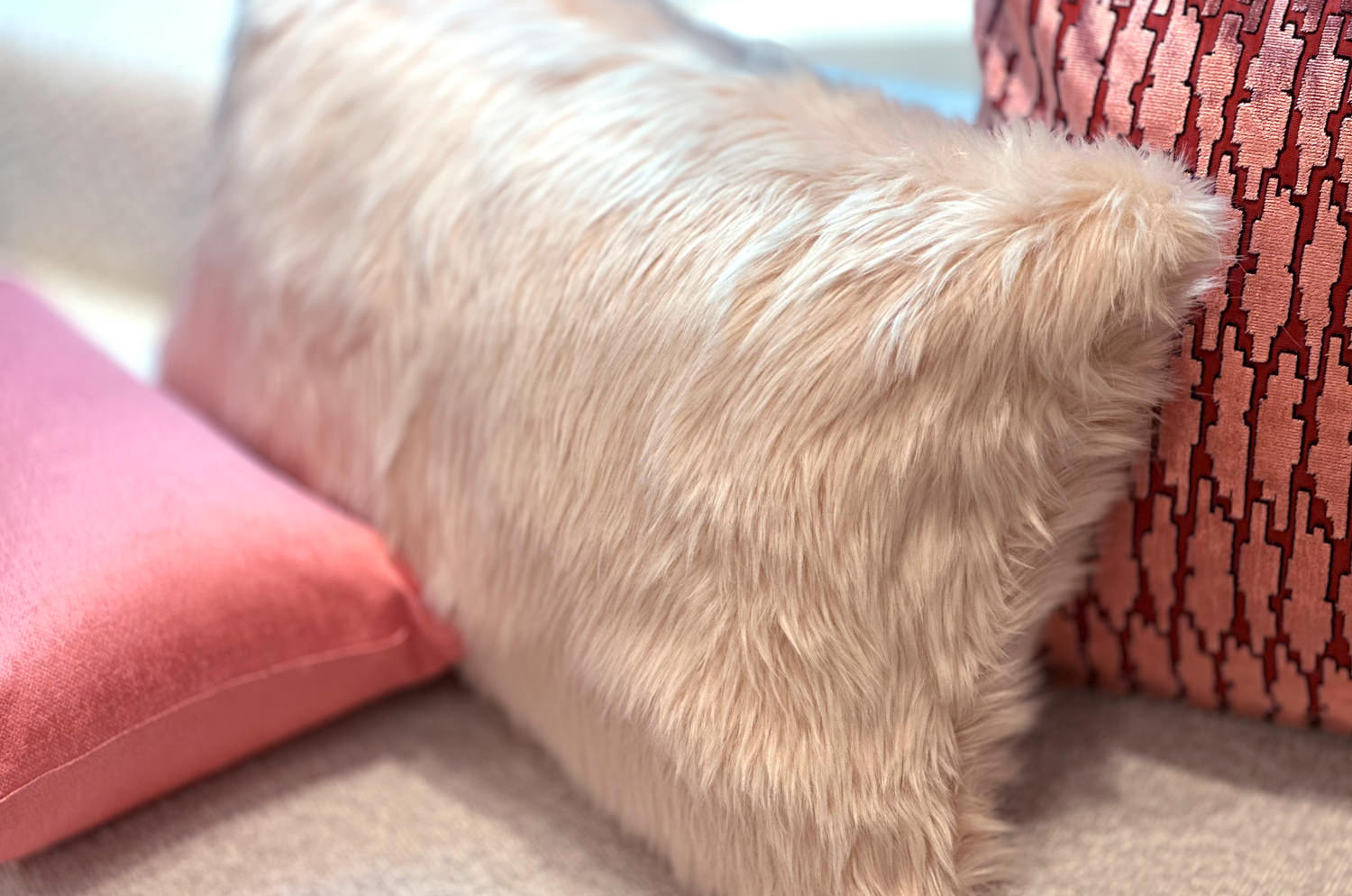 The EcoFur フォックス 贅沢エコファー横長クッション シャーベットピーチ 60×38cm 中材付