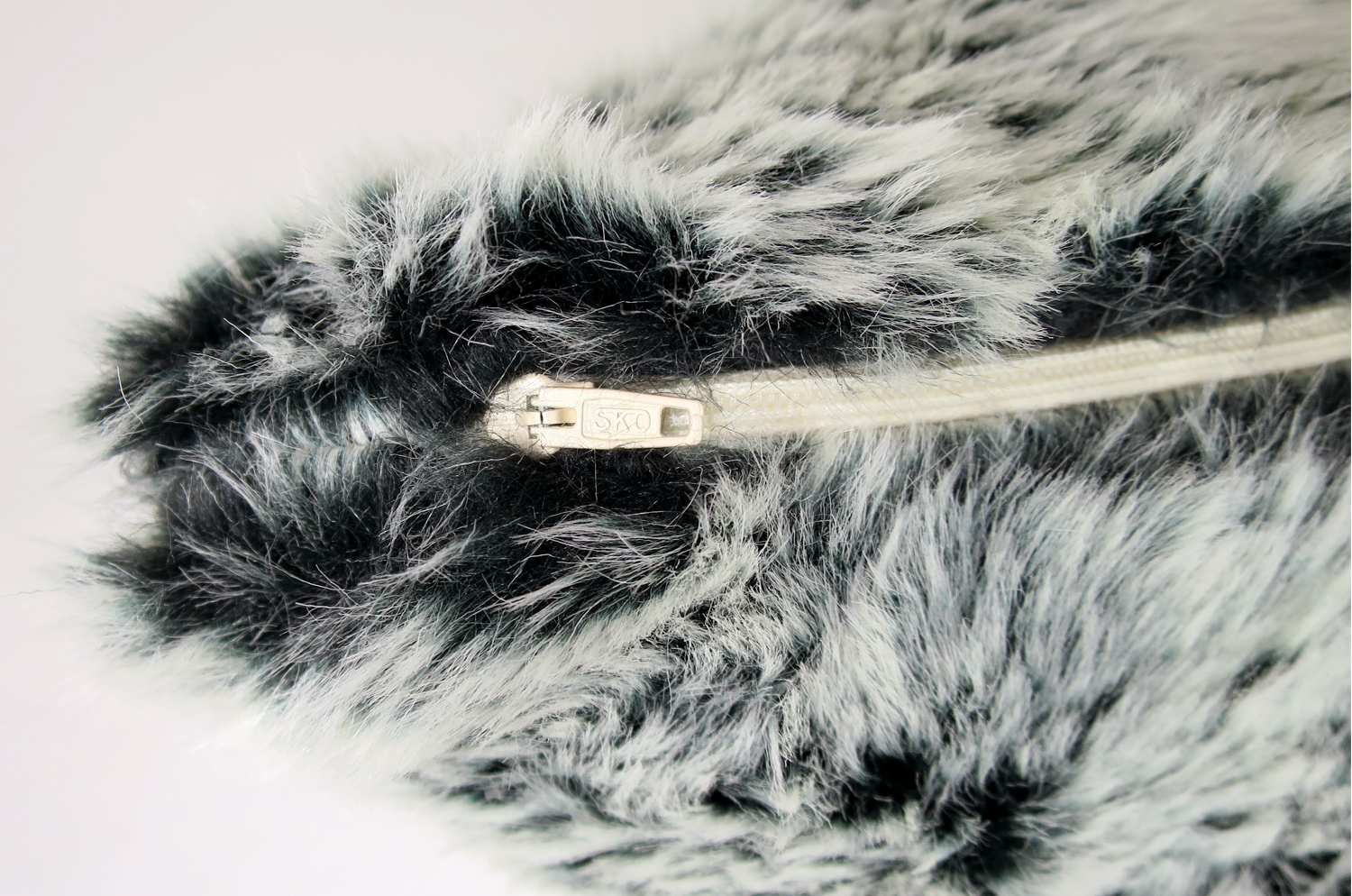 The Snow Top スノートップ エコファークッションカバー（noir）40×40cm