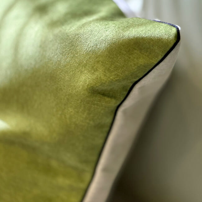 The CASAMANCE カサマンス ニット・ベルベット ツートンクッションカバー (セージ＆アイボリー) 45×45cm