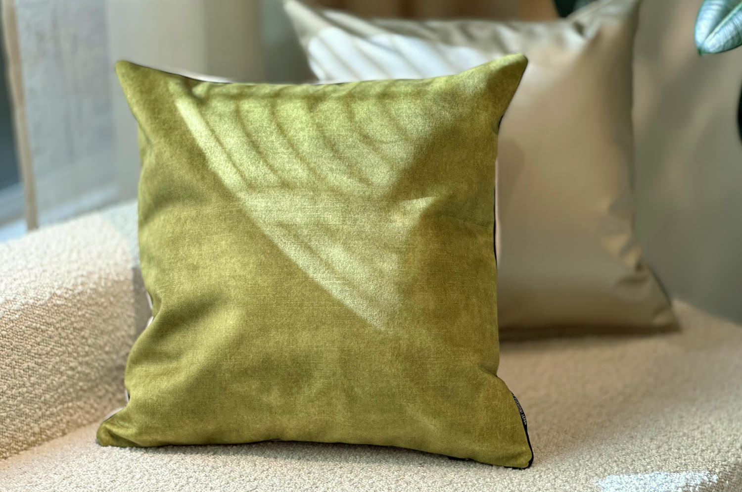 The CASAMANCE カサマンス ニット・ベルベット ツートンクッションカバー (セージ＆アイボリー) 45×45cm