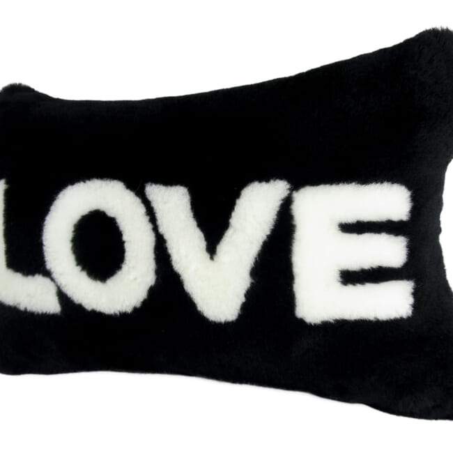 The LOVE ラブ ムートン クッション (ブラック) 45×30cm 中材付