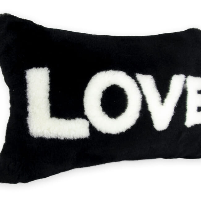 The LOVE ラブ ムートン クッション (ブラック) 45×30cm 中材付