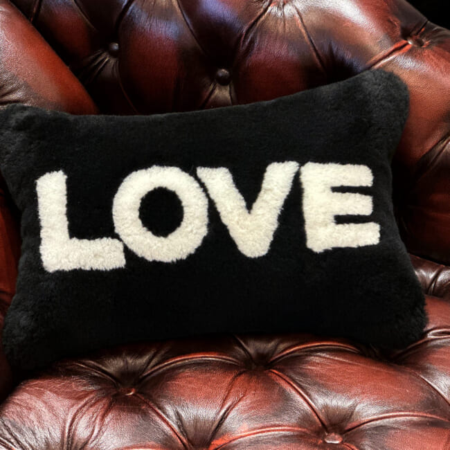 The LOVE ラブ ムートン クッション (ブラック) 45×30cm 中材付