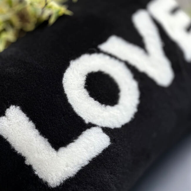 The LOVE ラブ ムートン クッション (ブラック) 45×30cm 中材付