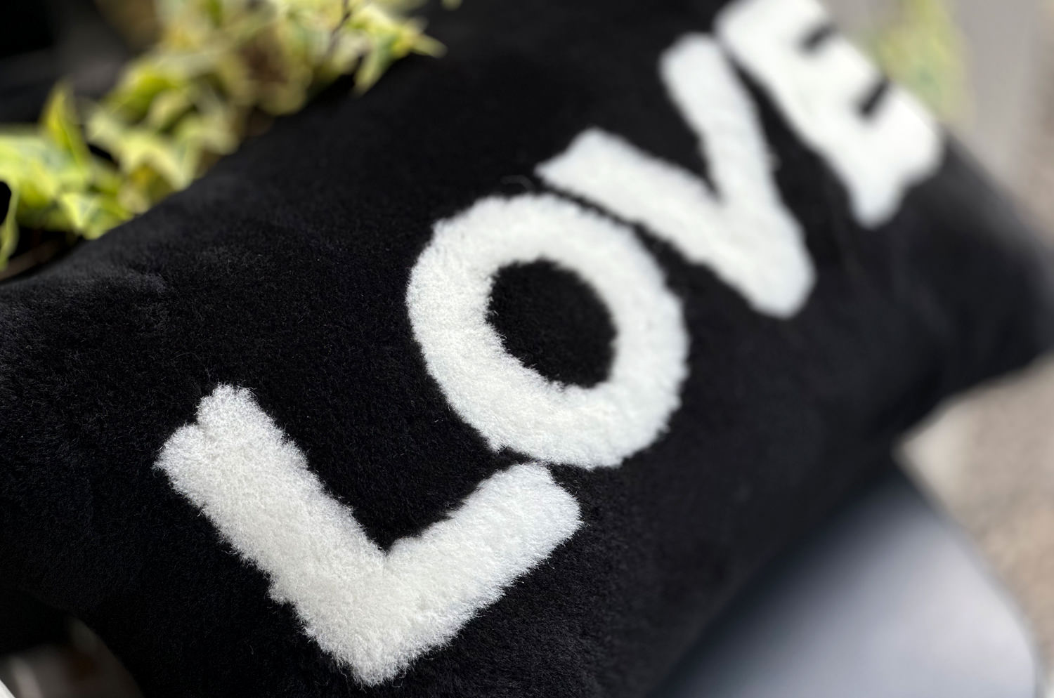 The LOVE ラブ ムートン クッション (ブラック) 45×30cm 中材付