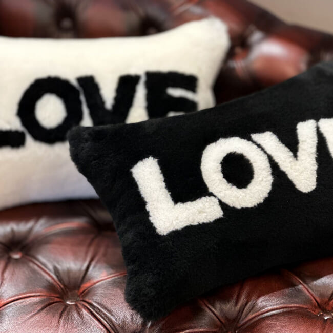 The LOVE ラブ ムートン クッション (ブラック) 45×30cm 中材付