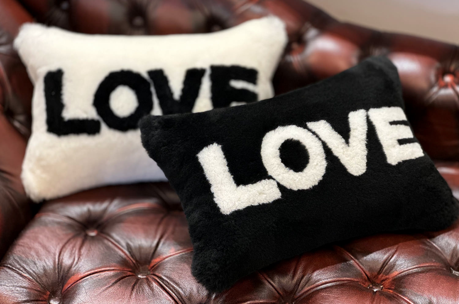 The LOVE ラブ ムートン クッション (ブラック) 45×30cm 中材付