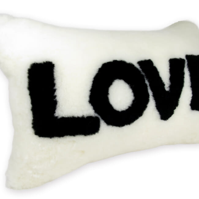 The LOVE ラブ ムートン クッション (ホワイト) 45×30cm 中材付