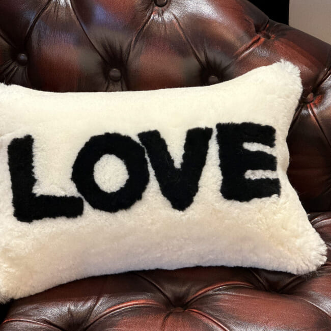 The LOVE ラブ ムートン クッション (ホワイト) 45×30cm 中材付