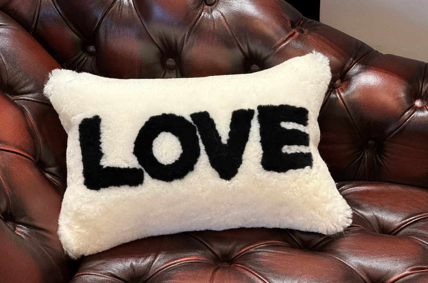 The LOVE ラブ ムートン クッション (ホワイト) 45×30cm 中材付