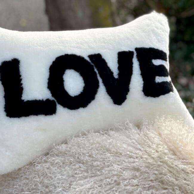 The LOVE ラブ ムートン クッション (ホワイト) 45×30cm 中材付